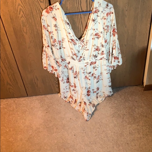 Very nice romper. Only wore once or twice! - Picture 3 of 4